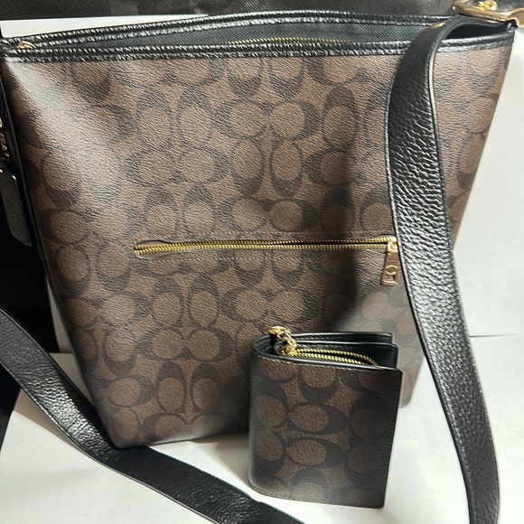 NWT Coach Signature Val Duffle - Picture 5 of 5